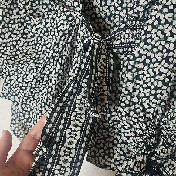 Max Studio Tie Front Wrap Blouse Black Green White Floral Long Sleeve V-neck - Picture 7 of 15